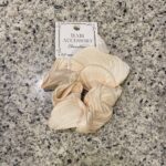 キャンドゥのヘアアクセサリーコーナーでみつけた【光沢サテンシュシュ】を買ってみました。 今回行ったキャンドゥの店舗は小さめのこじんまりした店舗だったのですが、ヘ