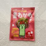 こちらで「konbiloss」さんがレビューされていたダイソーの【茎わかめ梅しそ味２４ｇ】が美味しそうだったので、ちょうど見つけたのもあり買ってみました。 ピン