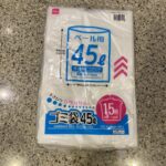 セブンイレブン店内のDAISOコーナーでみつけた【ゴミ袋（半透明、１５枚）】を買ってみました。 こちらは先日DAISO店舗ではじめて購入したのですが、なんとセブ