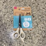 DAISOのペット用品コーナーでみつけた【カットバサミ（犬猫用）】を買ってみました。 爪切りはまた別で売られていたので、被毛のカット用かな？と思います。 うちに