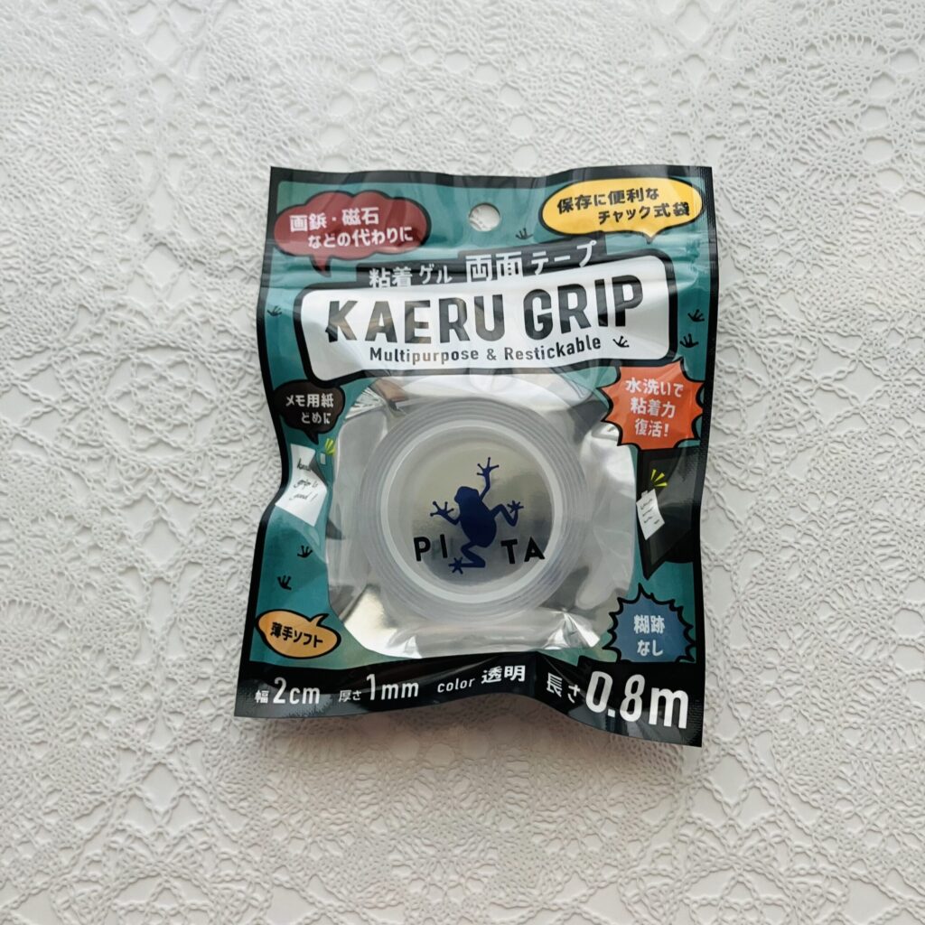 薄い粘着テープが欲しいなと、ダイソーで【仮どめ両面粘着ゲルテープ】を見つけたので買ってみました。カエルのイラストが可愛い。 普通のテープと違って、洗えば繰り返し