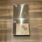 DAISOのペット用品コーナーでみつけた【ネコの爪とぎ 波型】をリピートで買ってみました。 先日もリピートで買っていたのですが、家にある古い爪とぎを捨てて入れ替