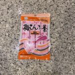 DAISOの食品コーナーでみつけた【日東食品 梅こんぶ茶１６ｇ（２ｇ×８Ｐ）】を買ってみました。 先日買ってみてとても美味しかったので、会社で飲む用のストックと