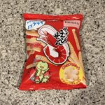 DAISOのお菓子コーナーで見つけた【カルビー かっぱえびせん】を買ってみました。 こちらはもう何度目かのリピートです。スタンダードなかっぱえびせんのサイズより