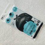 セリアに生ごみの臭い対策に使える商品がないかとパトロールしていたら【消臭バッグ薄手黒マチなしM４０枚】を見つけたので購入してみました。 Mサイズ（縦300mm×