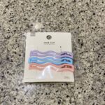 DAISOのヘアアクセサリーコーナーでみつけた【ダブルウェーブヘアクリップセット（3個）】を買ってみました。 最近顔周りの毛を多めに作ったこともあって、おうちで