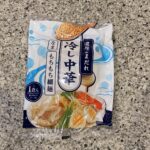 DAISOの食品コーナーでみつけた【ごまだれ冷し中華】を買ってみました。 常温で保存ができる1食分の冷やし中華です。季節商品のためか、通路の目立つところに並んで