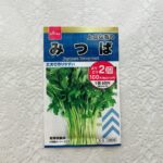 部屋の中でも野菜が作れると知って始めた家庭菜園。料理の彩りに添えたいなと【花と野菜の種みつば（よりどり２個1００円税抜）】を購入してみました。 お吸い物やちらし