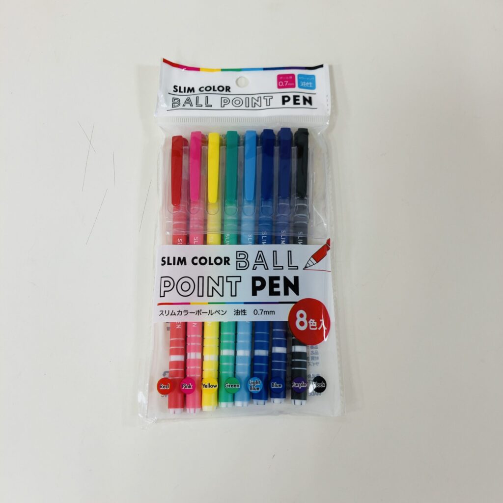 キャンドゥで購入した「スリムカラーボールペン（8色入り）」は、文房具好きなら思わず手に取ってしまうアイテム。 なんといっても、これだけカラーバリエーションが揃っ