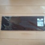 ダイソーで買ったシューズラックに収納した靴の底の砂が気になったので、セリアで、木板を買ってきました。黒っぽい色なら、汚れが気にならな想だったので、いい感じの色味