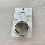 セリアのパトロールに久しぶりに行ったのですけど、緑茶や紅茶を淹れるのに良さそうな【ステンレス茶こし取っ手付き】があったので購入してみました。 深型の茶こしなので