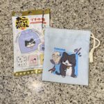DAISOの雑貨・玩具売り場でみつけた【プチ巾着（ねこに転生したおじさん）】を買ってみました。 Twitter（X）で人気の猫漫画で、通称『ねこおじ』のブライン