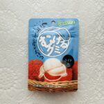 ダイソーで以前購入したむけるグミが結局むけなかったので、リベンジで【むけるグミライチ味】を購入してみました。 ライチを選んだのは、外の皮部分の色と中の実の部分の