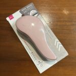 先日、ダイソーにて【立体ヘアブラシ】を購入してみました♪ ダイソーを物色していたら、こちらが目に入り購入しました。 もちろん、ヘアブラシは持っているのですが簡易
