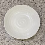 DAISOのテーブルウェアコーナーで見つけた【美濃焼　大鉢　白】を買ってみました。 DAISOの食器については賛否はありますが、『日本製』のものがあったので、S