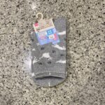 DAISOの衣類コーナーの靴下売り場でみつけた【リサイクル糸をつかった環境にやさしいレギュラーソックス 猫】を買ってみました。 こちらは先日も同じデザイン、同じ