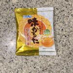 DAISOのお菓子コーナーでみつけた【1枚 味かるた 蜂蜜醤油】を買ってみました。 先日購入してみて、優しいはちみつの甘さが疲れたときに癒してくれる気がしてハマ