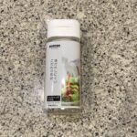 キャンドゥでみつけた【液だれしにくいこだわり形状 ドレッシングボトル】を買ってみました。 こちらは以前、セリアでも同じものを購入したことがあり、とても便利だった