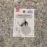 DAISOの季節グッズ・雨具のコーナーでみつけた【アンブレラマーカー】を買ってみました。 こちらに限らず、いろんなデザインのアンブレラマーカーがあり、基本的には