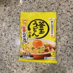 キャンドゥの食品コーナーでみつけた【マルちゃん 釜玉うどんの素 旨豚ニンニク味 3袋入】を買ってみました。 見るからに危険…な、においが気になるのに食べたくなっ