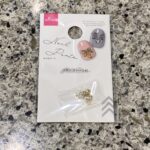 DAISOのネイルグッズコーナーでみつけた【ネイルパーツ（リボン、ストーン付）】を買ってみました。 ネイルをセルフでジェルネイルをしていることもあって、趣味と実