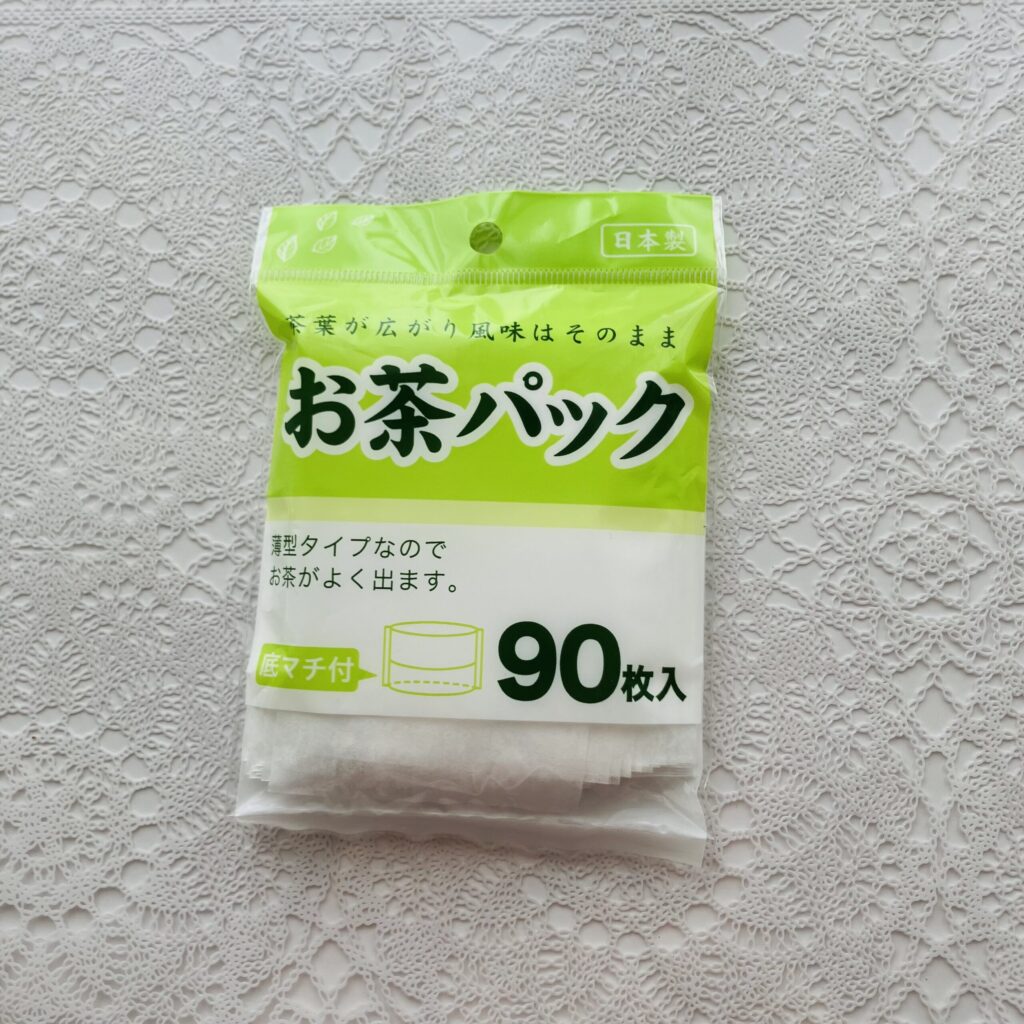 実家から緑茶をもらったのでセリアで【お茶パック９０枚入】を購入してきました。茶こし付きのガラスのポットもあるのですけど、茶こしの網が細かくて毎回洗うのが面倒なの