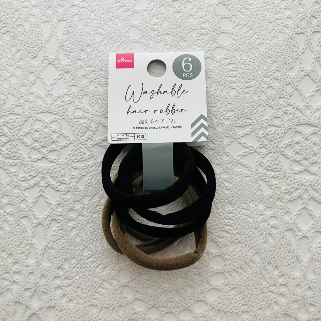 ヘアゴムが伸び切ってしまって、ちょうどいいのがないかな？と探していたらダイソーで【洗えるヘアゴム（ベーシック）】を見つけたので購入してみました。 つなぎ目のない