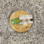 セブンイレブンのドーナツコーナーでみつけた【サックリ食感ベイクドリングチーズケーキ】を買ってみました。 パンコーナーの一角にあるドーナツコーナーに一緒に並んでい