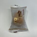 セブンイレブンで購入した「たまご饅頭」。手に取ると小ぶりながらもずっしりとした重みがあり、開封前から中身の詰まり具合が伝わってきます 袋を開けると、ほんのり甘い