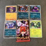 セブンイレブンで購入した拡張パック「ロケット団の栄光」から、「ロケット団のニューラ」が登場しました。暗がりの中で鋭い視線を光らせる姿が印象的で、まさにロケット団