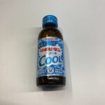 セブンイレブンで購入した「リポビタンCOOL」。見慣れたリポビタンシリーズですが、パッケージの青いデザインからもわかる通り、ひと味違う清涼感が売りの一本です！ 