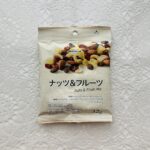 ミニストップでナッツにプラスしてフルーツがミックスされている【ＴＶＢＰナッツ＆フルーツ３２ｇ】があったので、ナッツ好きとしては食べておきたいと買ってみました。 