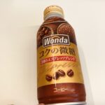 セブンイレブンで手に取った「Wonda コクの微糖 3種のエスプレッソブレンド」。 金色と深いブラウンのボトルデザインが、まるで焙煎したてのコーヒー豆の香りを想