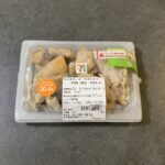 セブンイレブンで購入した「炭火焼鳥しお（別添わさび）」は、想像以上に満足感のある一品でした！ レンジで温めるだけで、まるで居酒屋で出てくるような本格的な炭火焼の