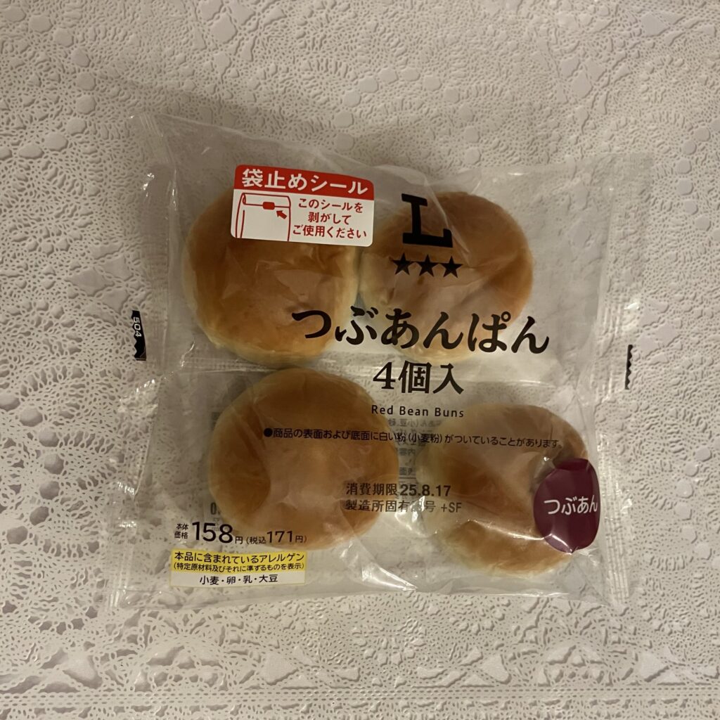 ローソンのパンコーナーに美味しそうなパンはないかな？と見ていたら、可愛らしい形のオリジナル商品【つぶあんぱん4個入】があったので思わず買ってしまいました。 コロ