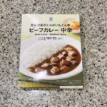 セブンイレブンの常温の食品コーナーで見つけた【７プレミアム　ビーフカレー中辛】を買ってみました。 セブンイレブンプライベートブランドの同じシリーズの辛口のレトル