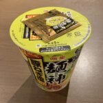 セブンイレブンで購入した「明星 麺神 豚ねぎ塩ラーメン」は、カップ麺としてはかなり満足度の高い一杯でした！ 太めでもっちりとした“ワシワシ麺”は噛みごたえがあり