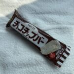 ローソンにて【ロッテ　チョコチップバー　バニラ】を試してみました。 暑くて冷たい物を食べたくて購入。 ¥80税抜とリーズナブルなアイスクリーム。 ロッテから販売