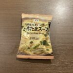 セブンイレブンで購入した「国産たまご使用 かきたまスープ」は、フリーズドライの技術の高さに驚かされた一品でした！ カップに入った固形のスープブロックにお湯を注ぐ