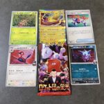 ファミリーマートで手に入れた『ロケット団の栄光』パックから、「ロケット団のサンダー」が現れました！ 黒を基調にした背景に稲妻が走るアートワークは迫力満点で、まさ