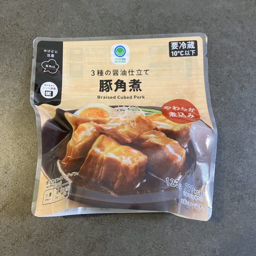 ファミリーマートで見つけた「3種の醤油仕立て 豚角煮」は、レンジで手軽に食べられるのに、本格的な味わいが楽しめる惣菜として気になって購入してみました！ 封を開け