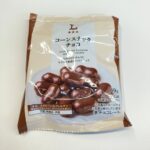 ローソンで購入した「コーンスナックチョコ」は、見た目以上に満足感のあるおやつで美味しかったです！ 袋を開けた瞬間、ふわっと広がるチョコレートの香りが心地よく、一