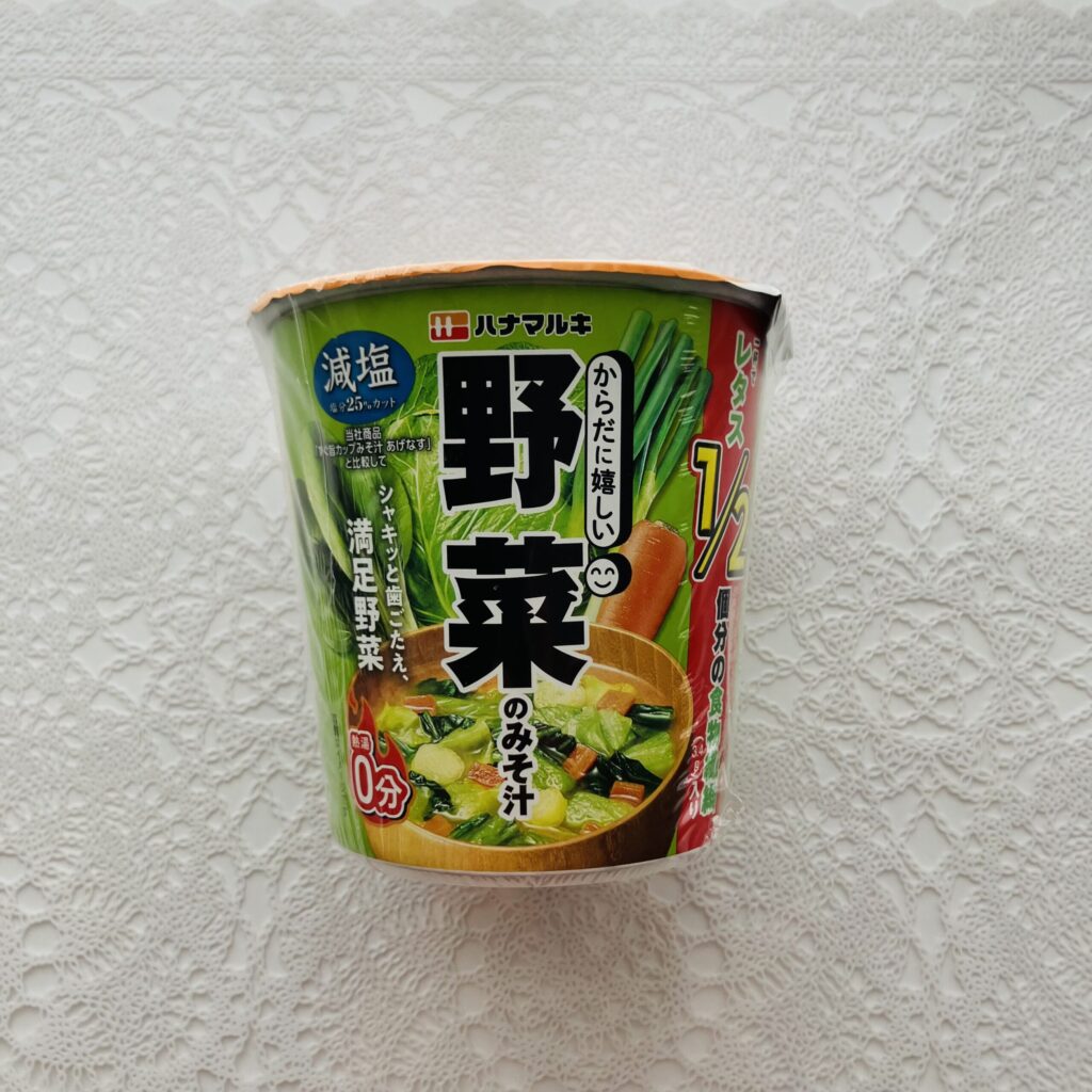 ミニストップのスープコーナーで、減塩の表示とパッケージいっぱいの野菜に惹かれてハナマルキの【すぐ旨カップみそ汁からだに嬉しい減塩野菜】を購入してみました。 価格