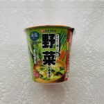 ミニストップのスープコーナーで、減塩の表示とパッケージいっぱいの野菜に惹かれてハナマルキの【すぐ旨カップみそ汁からだに嬉しい減塩野菜】を購入してみました。 価格