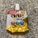 ファミリーマートのインゼリーなどが並ぶゼリー飲料のコーナーでみつけた【キューピーコーワα チャージ　パイン味】を買ってみました。 栄養ドリンクなどの味があまり得