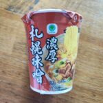 無性にカップ麺が食べたくなったので、コンビニへ！ファミリーマートで見かけた、ファミマル「濃厚札幌味噌」を試してみました。濃厚味噌ってカップ麺ではそれほど感じたこ