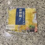 セブンイレブンの冷蔵の食品コーナーでみつけた【７プレミアム　札幌生ラーメン細麺】を買ってみました。 最近すっかりおうちラーンといえば、セブンプレミアムの生麺&a