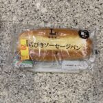 LAWSONのパンコーナーでみつけた【あらびきソーセージパン】を買ってみました。 昔からソーセージ系のパンが好きで、コンビニでもパン屋さんでもついつい選びがちな