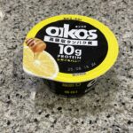 セブンイレブンのスイーツコーナーでみつけた【オイコスヨーグルト 高吸収タンパク質 レモン&amp;ハニー】を買ってみました。 何度目かのリピートです。初めて買っ