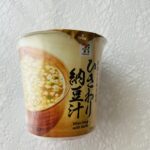 セブンイレブンのカップスープコーナーを覗いたら、新商品？セブンプレミアムの「カップみそ汁ひきわり納豆汁29.3g」が目についたので試食も兼ねて購入してみました。